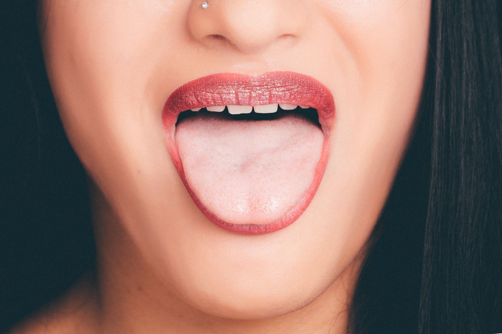 Brushing Your Tongue and Tongue Scraper to Avoid Bad Breath